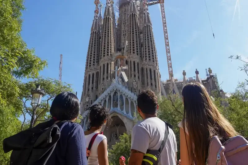 Barcelona: Sagrada Familia Guided Tour with Tower Access